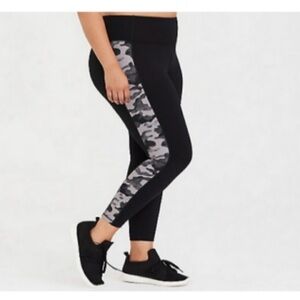 Torrid Active Black Camo Cropped Leggings Women’s Size 2/2X
